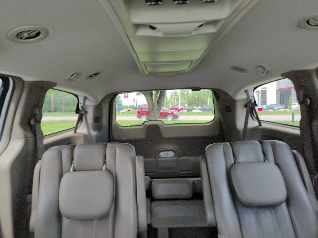 Used 2013 Chrysler Town & Country Touring FWD image 24