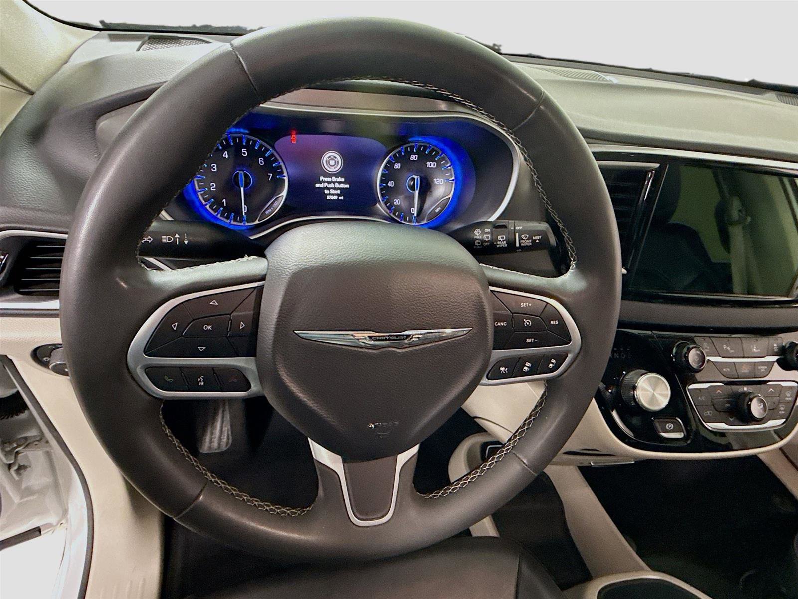 Used 2023 Chrysler Pacifica Touring-L image 5