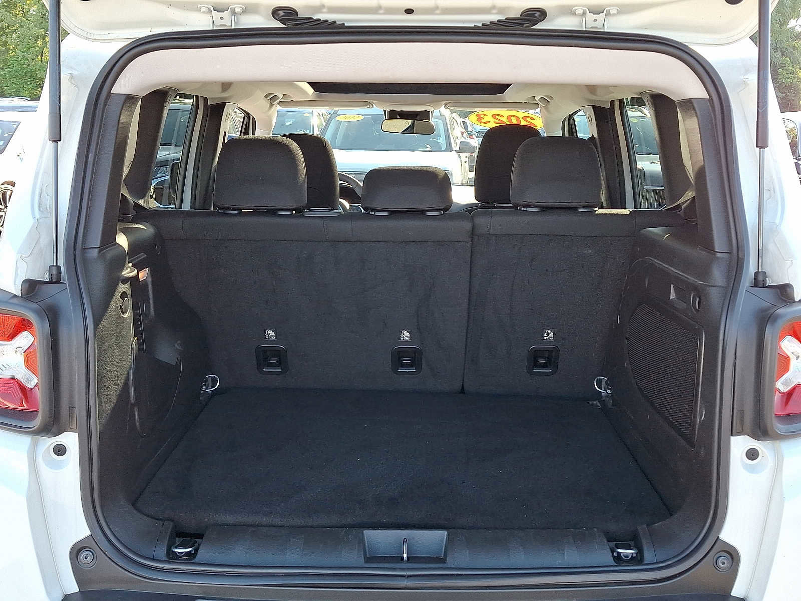 Certified 2023 Jeep Renegade Latitude w/ Sun & Fun Group image 31