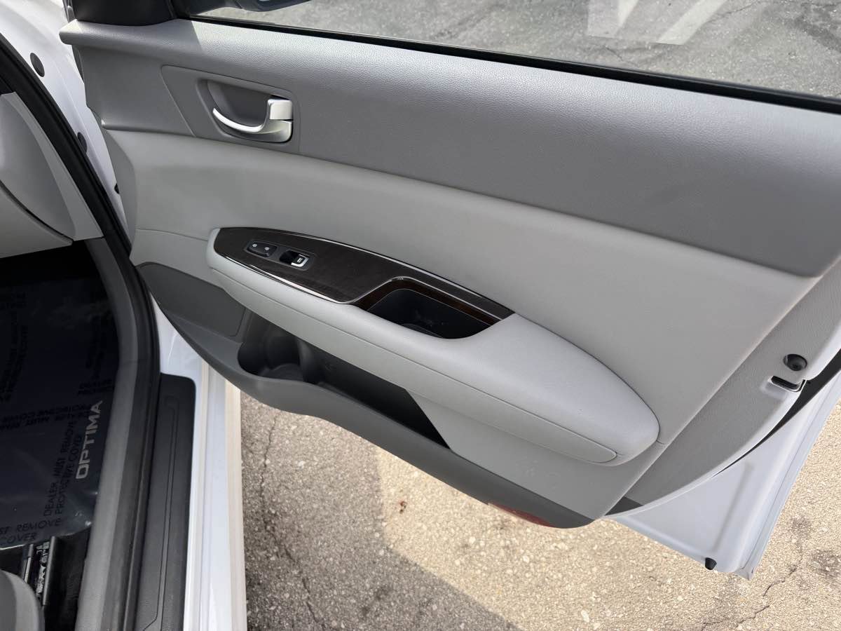 Used 2018 Kia Optima EX image 10