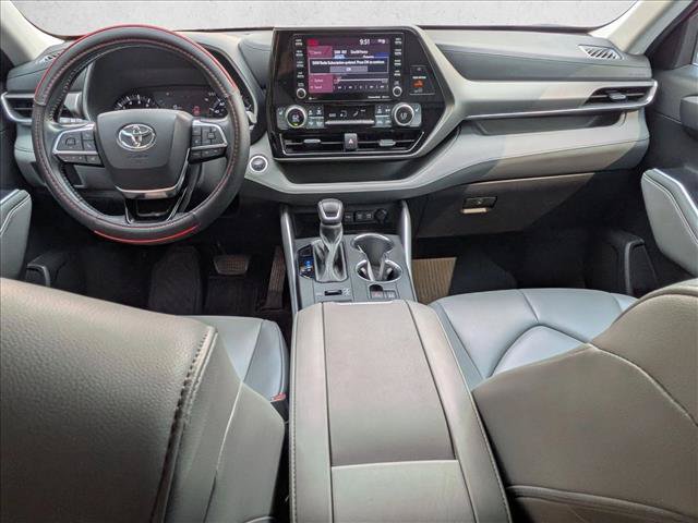 Used 2021 Toyota Highlander XLE AWD/4WD image 16
