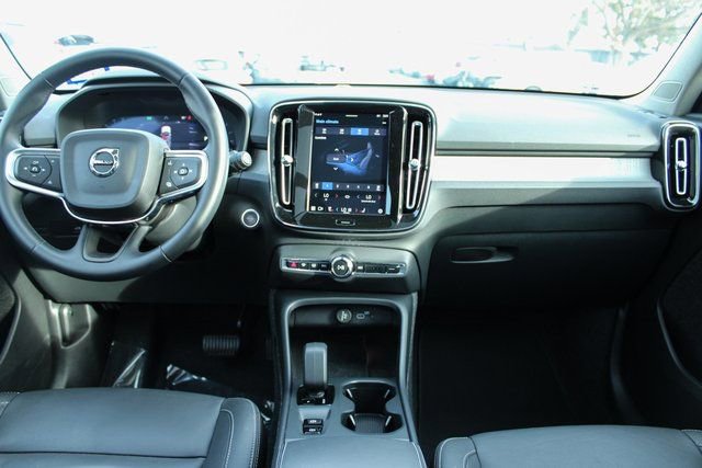 Used 2025 Volvo XC40 B5 Core image 17