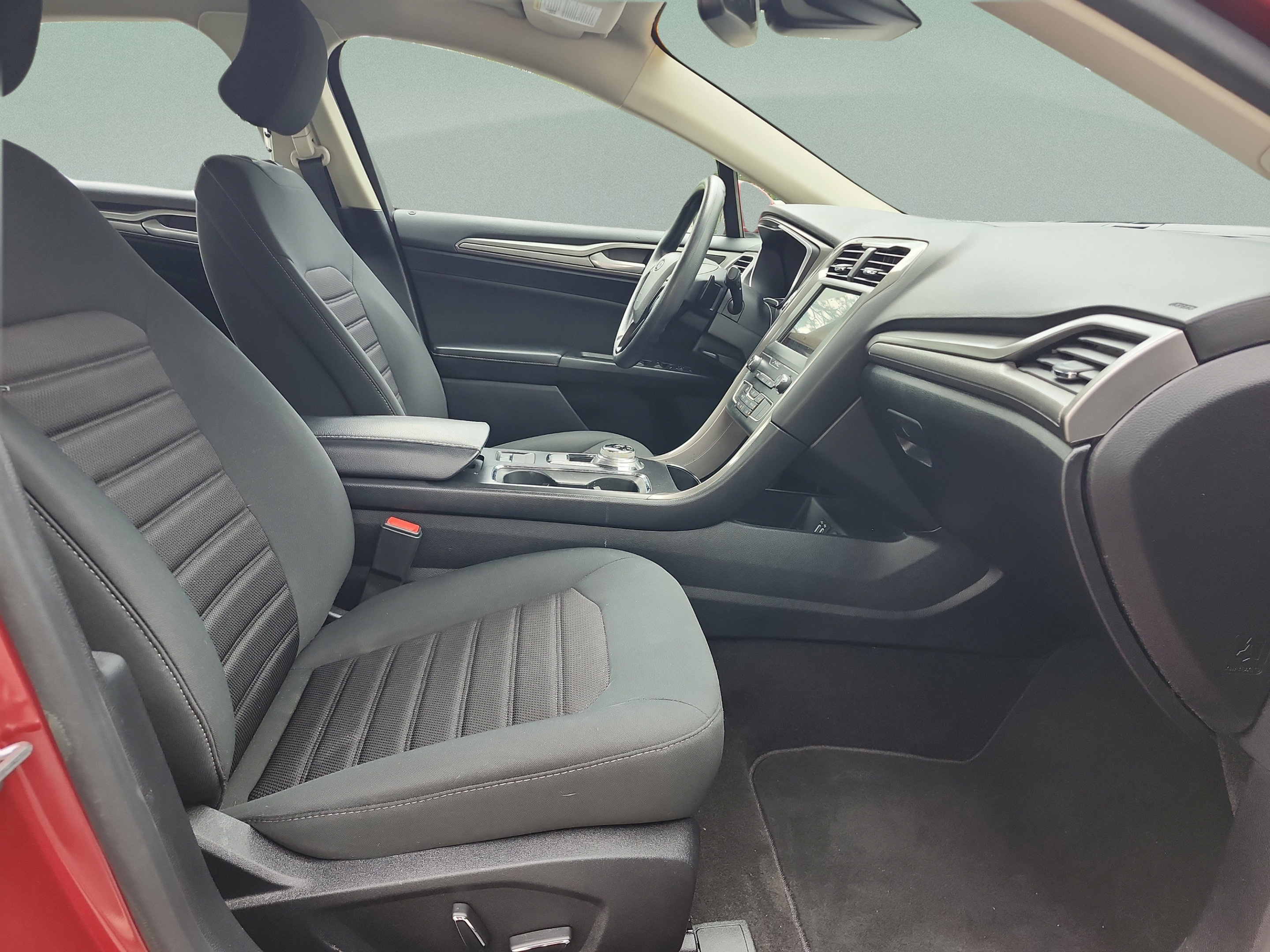 Used 2019 Ford Fusion SE FWD image 19