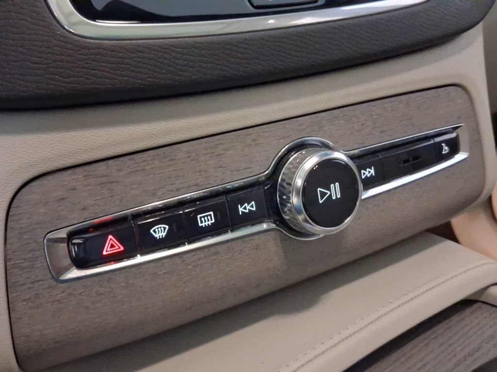 Certified 2025 Volvo XC90 B6 Plus w/ Protection Package Premier AWD/4WD image 30