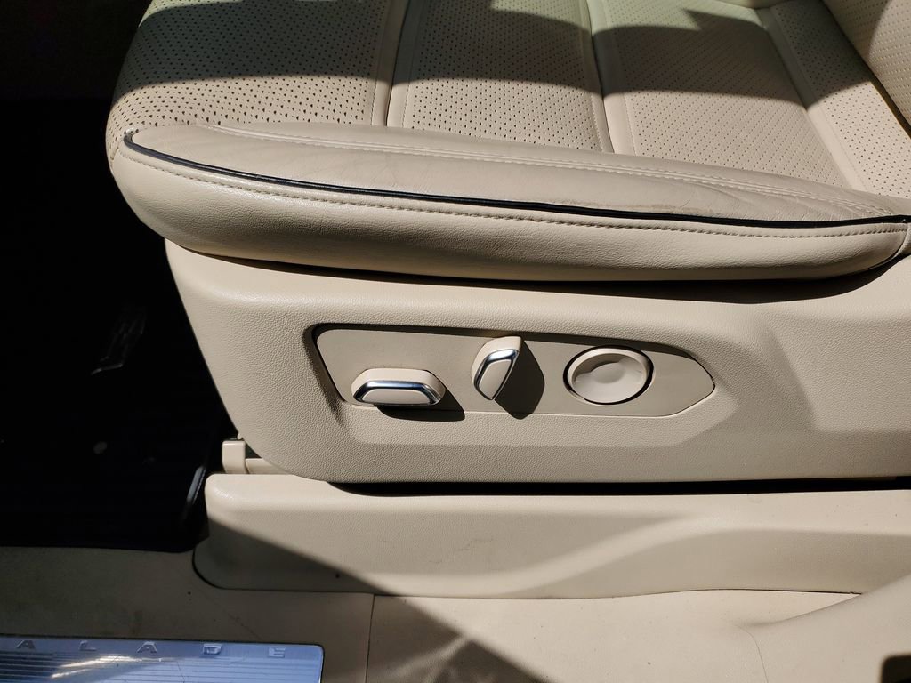 Used 2023 Cadillac Escalade Premium Luxury w/ Performance Package image 20
