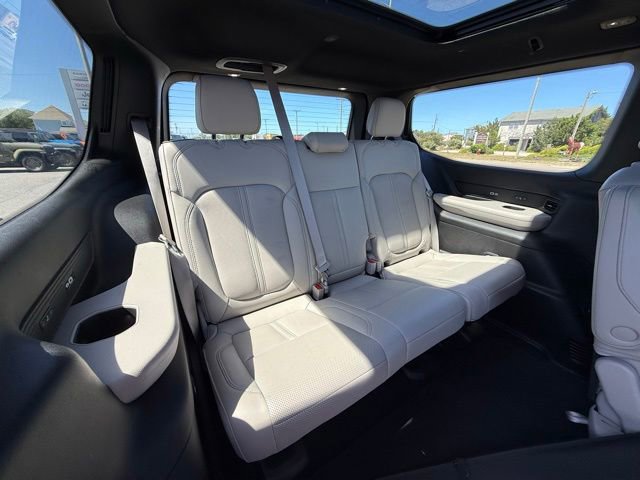 Used 2025 Jeep Wagoneer Series III w/ Premium Group I AWD/4WD image 14
