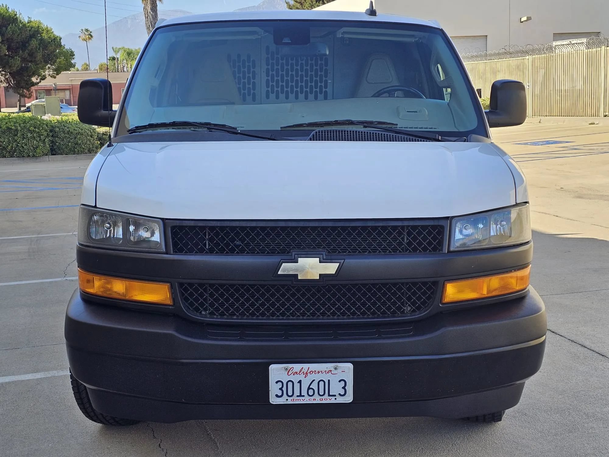Used 2021 Chevrolet Express 3500 w/ Driver Convenience Package RWD image 2