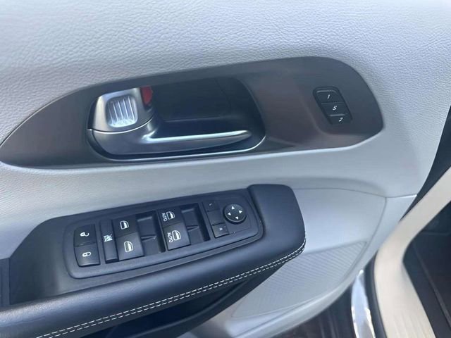 Used 2023 Chrysler Pacifica Touring-L image 5