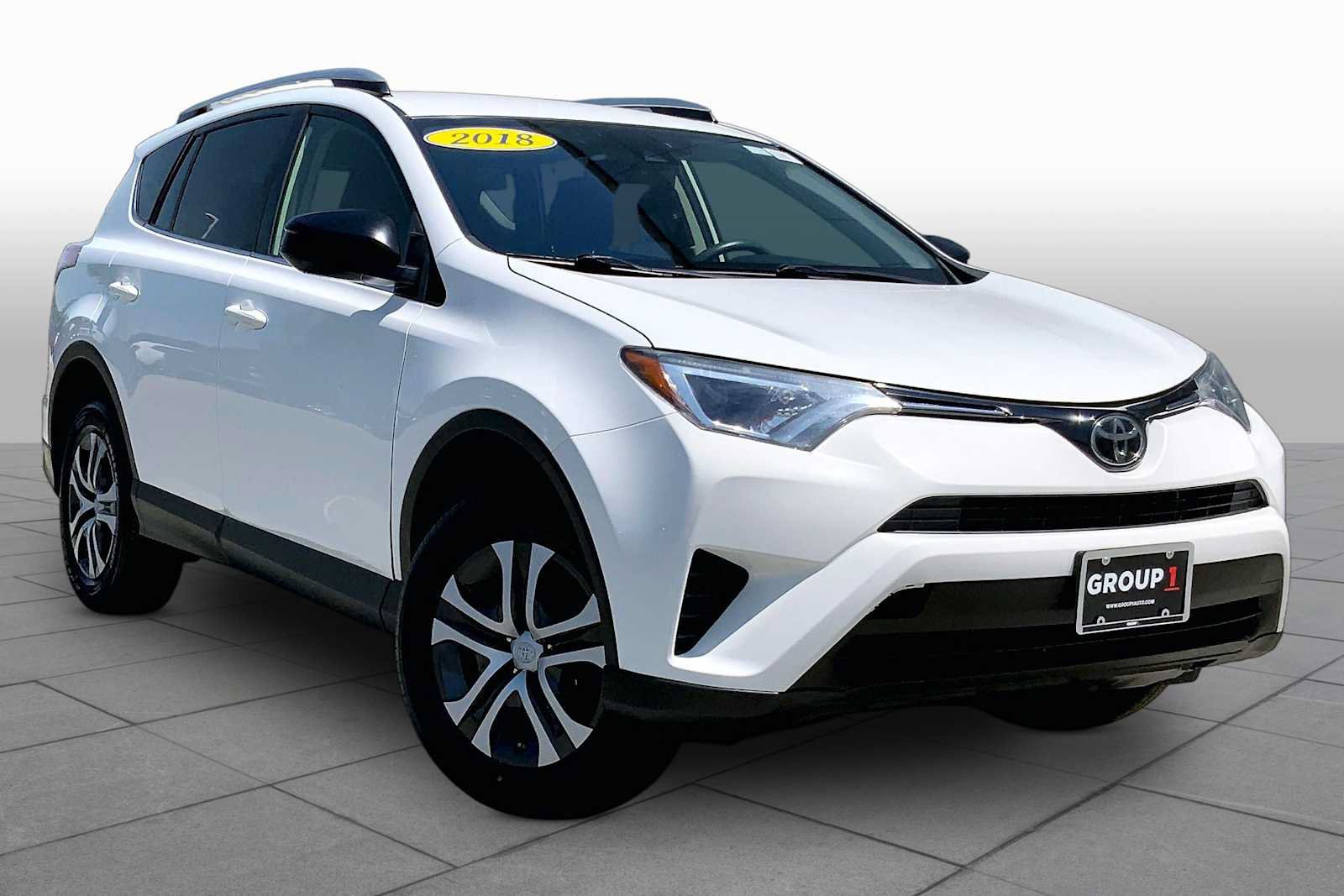 Used 2018 Toyota RAV4 LE AWD/4WD image 2