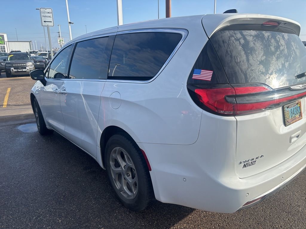 Used 2024 Chrysler Pacifica Limited image 4
