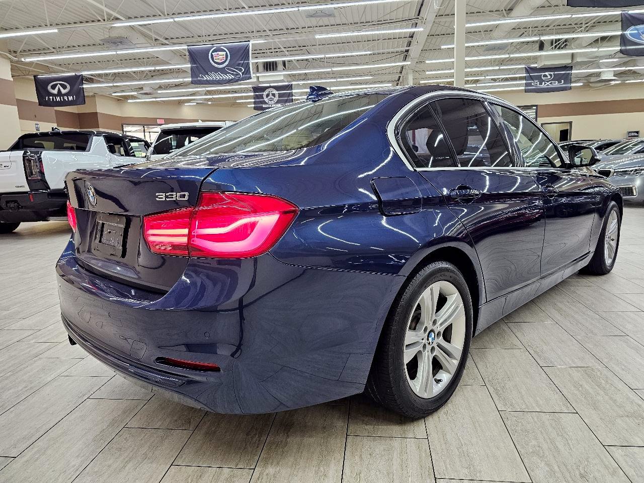 Used 2017 BMW 330i xDrive Sedan AWD/4WD image 6