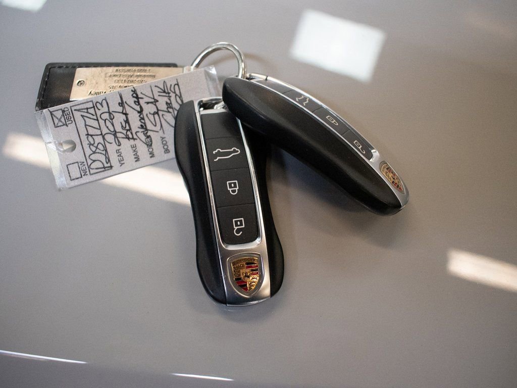 Certified 2023 Porsche Cayenne Platinum Edition image 32