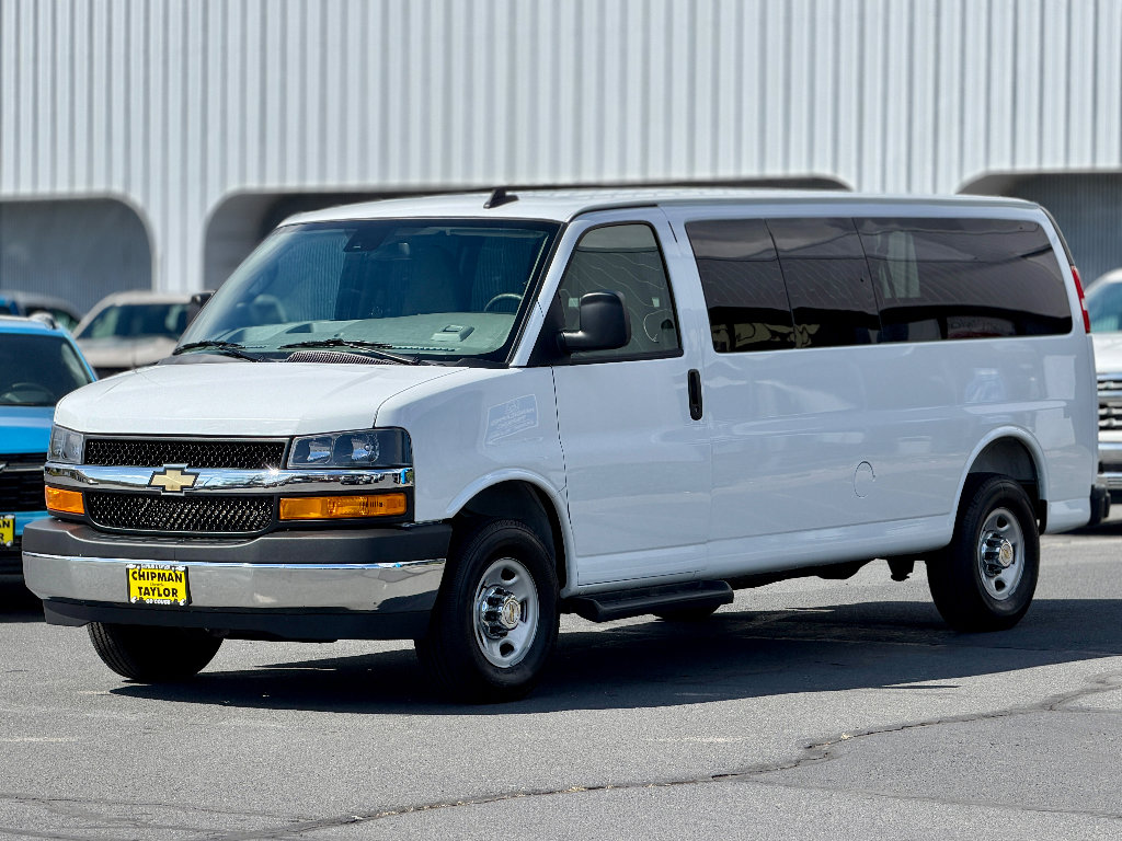 Used 2025 Chevrolet Express 3500 LT w/ LT Preferred Equipment Group RWD image 3