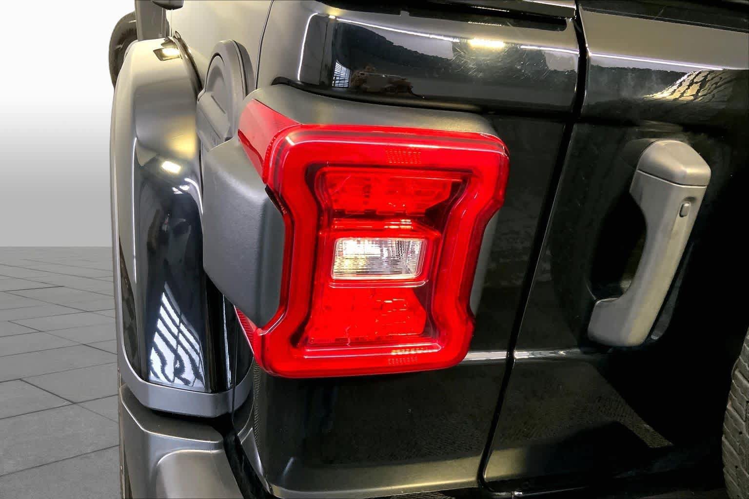 Used 2021 Jeep Wrangler Unlimited Sahara AWD/4WD image 28