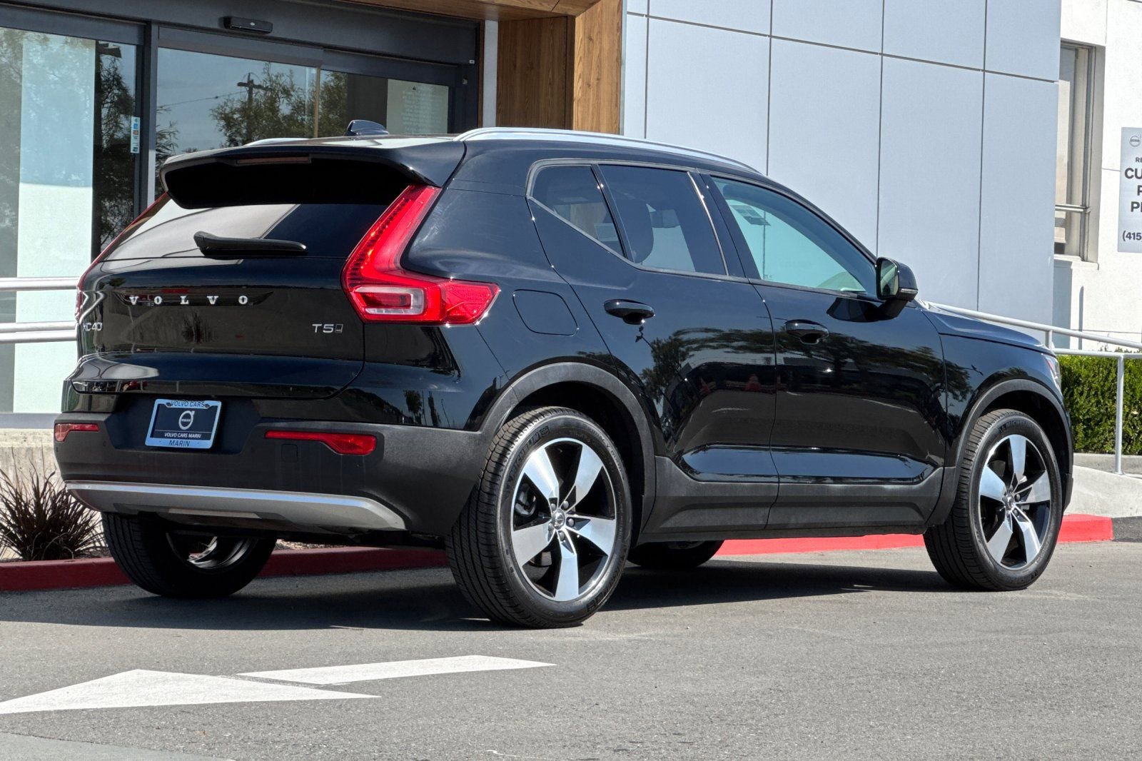 Used 2021 Volvo XC40 T5 Momentum w/ Premium Package AWD/4WD image 2