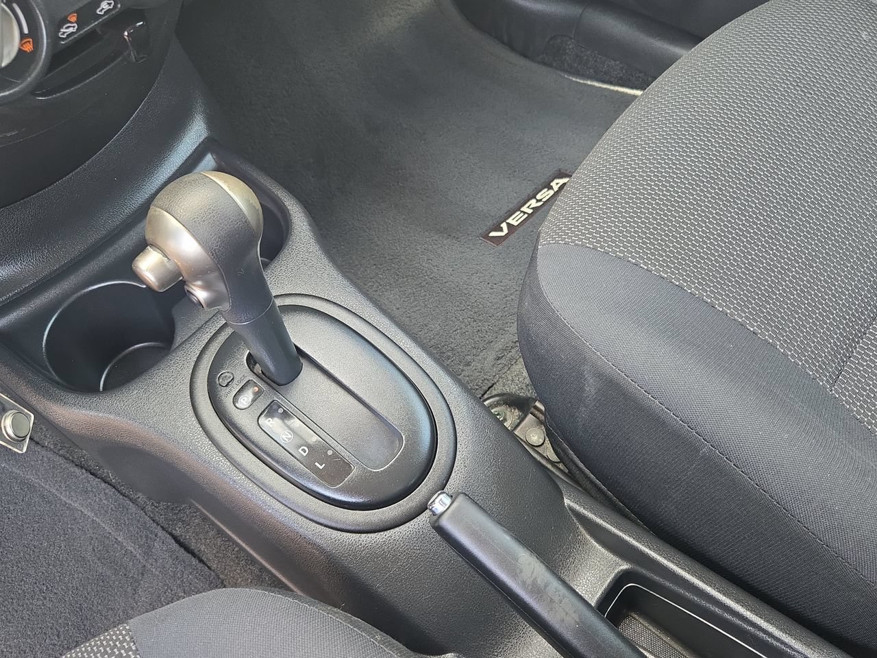 Used 2013 Nissan Versa SV FWD image 23