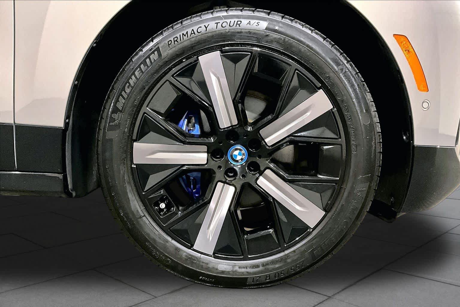 Used 2025 BMW iX xDrive50 w/ Premium Package AWD/4WD image 10