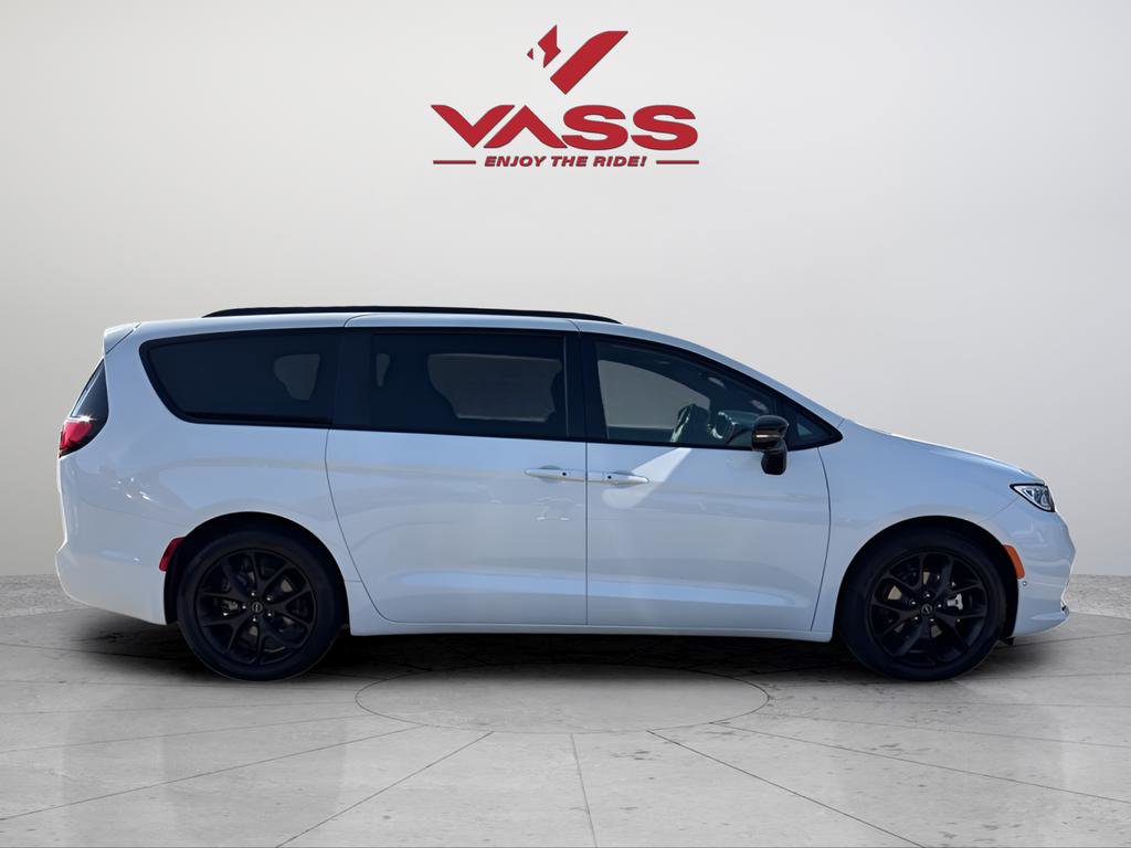 New 2026 Chrysler Pacifica Limited w/ S Appearance Package image 4