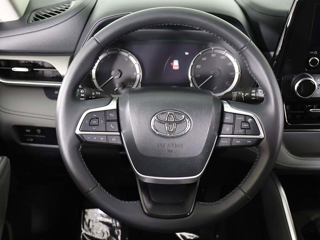 Used 2024 Toyota Highlander LE AWD/4WD image 40