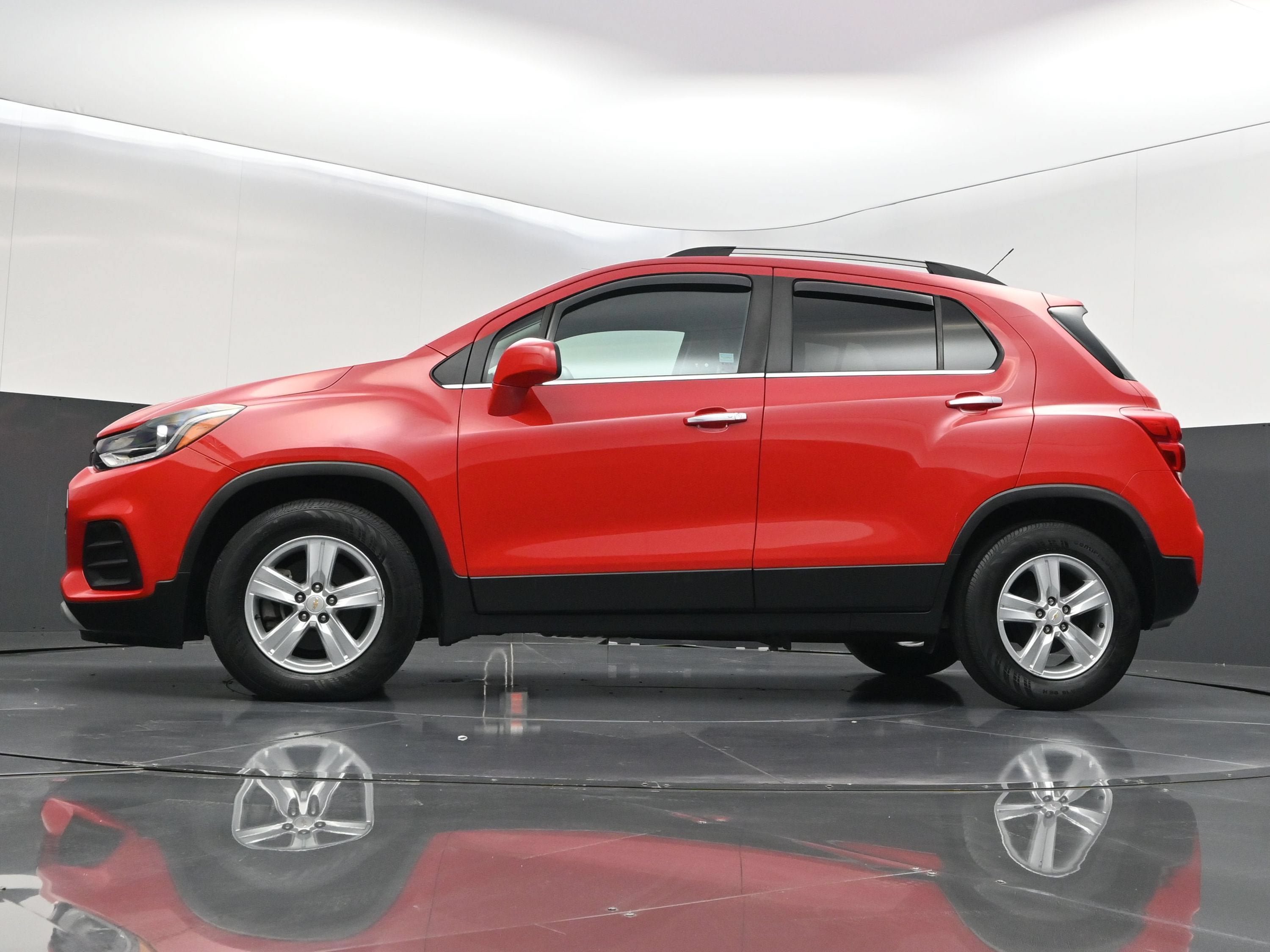Used 2020 Chevrolet Trax LT w/ LT Convenience Package FWD image 36