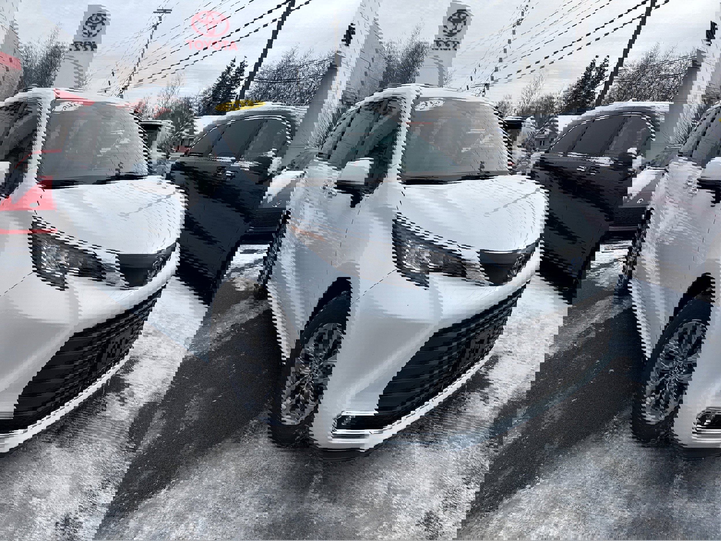 Used 2023 Toyota Sienna XLE image 1
