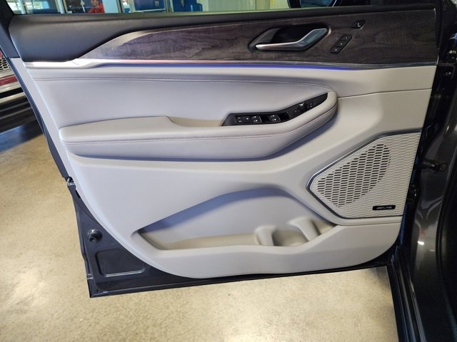 Used 2022 Jeep Grand Cherokee Overland w/ Luxury Tech Group IV image 10