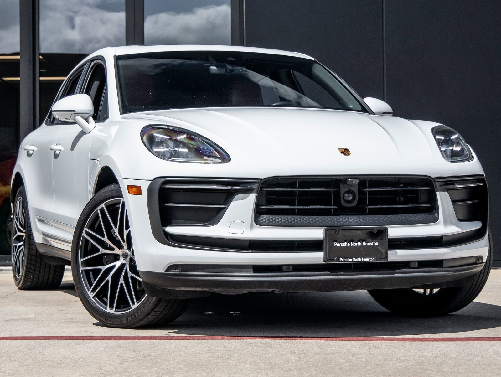 Certified 2023 Porsche Macan image 6