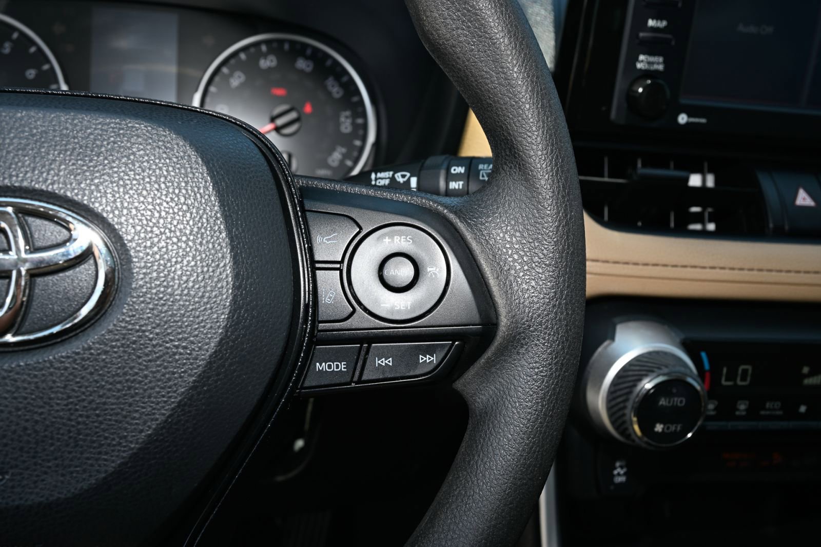 Used 2021 Toyota RAV4 XLE w/ Convenience Package FWD image 29