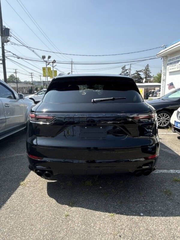 Used 2019 Porsche Cayenne Turbo w/ Sportdesign Package image 9