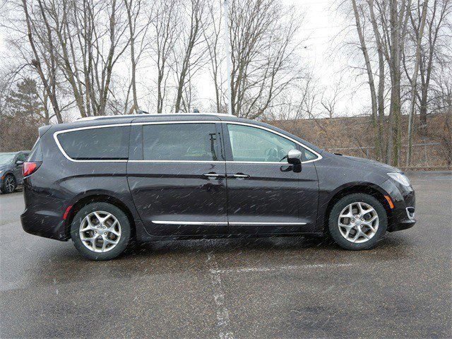Used 2017 Chrysler Pacifica Limited image 8