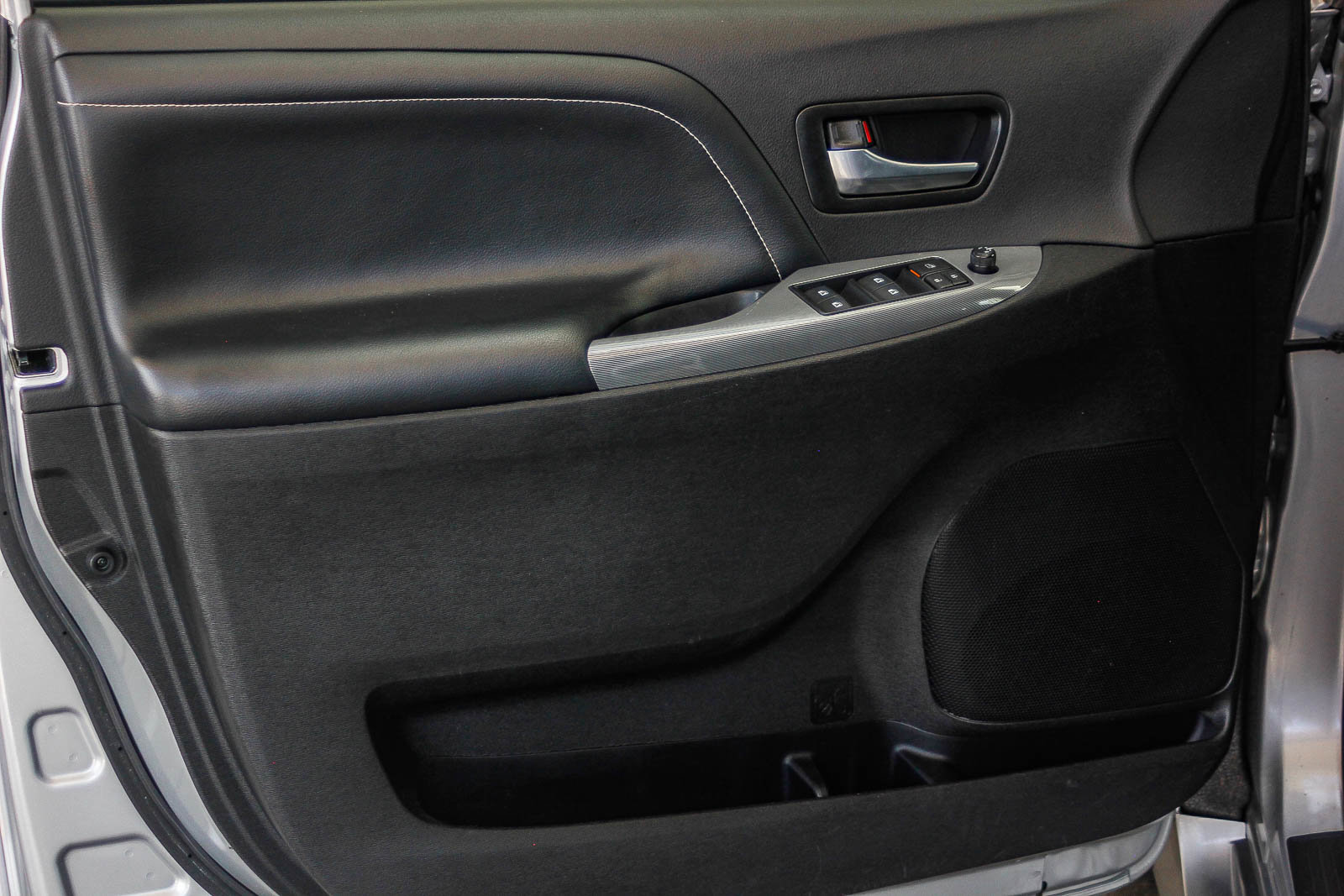 Used 2020 Toyota Sienna SE w/ Carpet Mat Package image 25