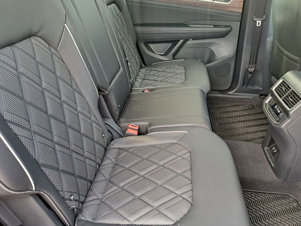 Used 2025 Volkswagen Atlas SEL Premium R-Line image 22