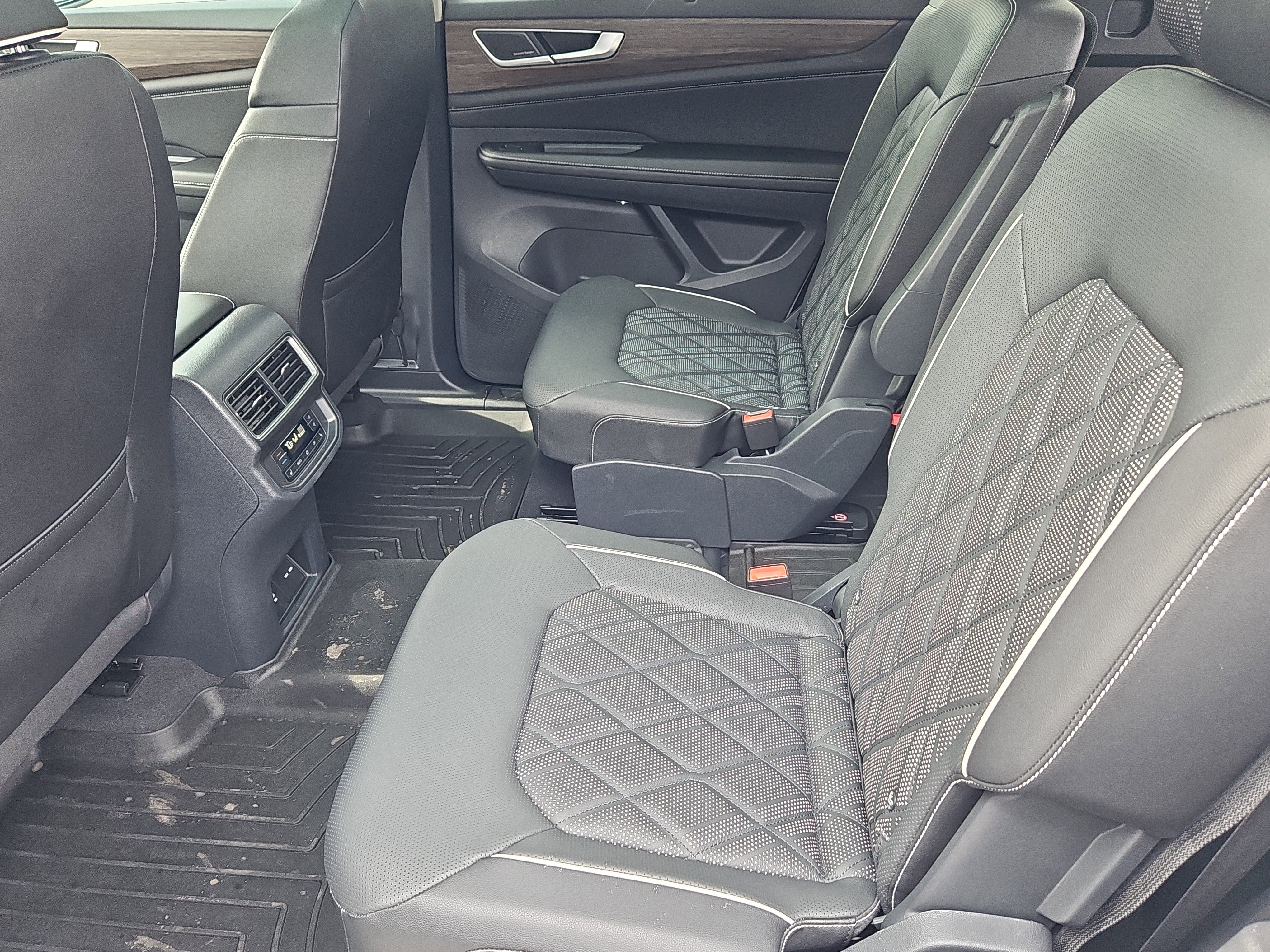 Certified 2025 Volkswagen Atlas SEL Premium R-Line image 37