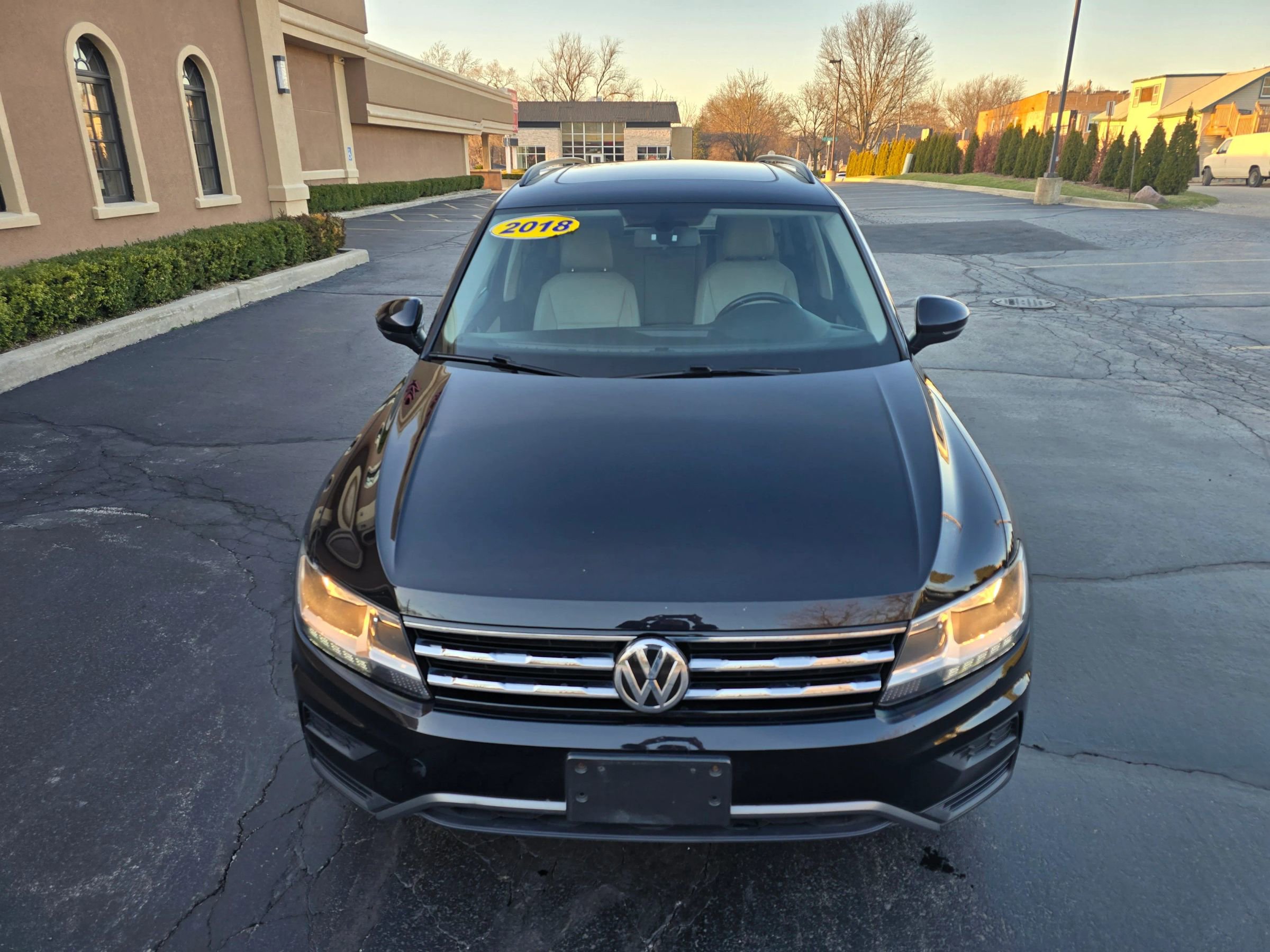Used 2018 Volkswagen Tiguan SE w/ Panoramic Sunroof Package image 5