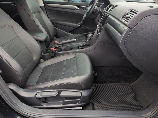 Used 2017 Volkswagen Passat 1.8T R-Line image 23