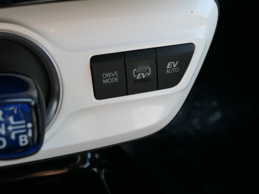 Used 2017 Toyota Prius Prime Advanced w/ Carpet Mat Package FWD image 19
