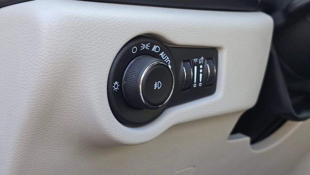 Used 2020 Chrysler Pacifica Touring-L image 25