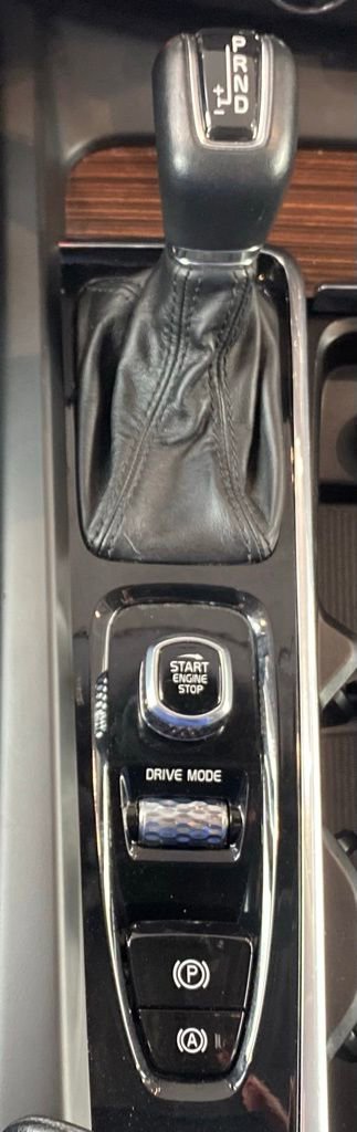 Used 2021 Volvo XC60 T6 Momentum image 16