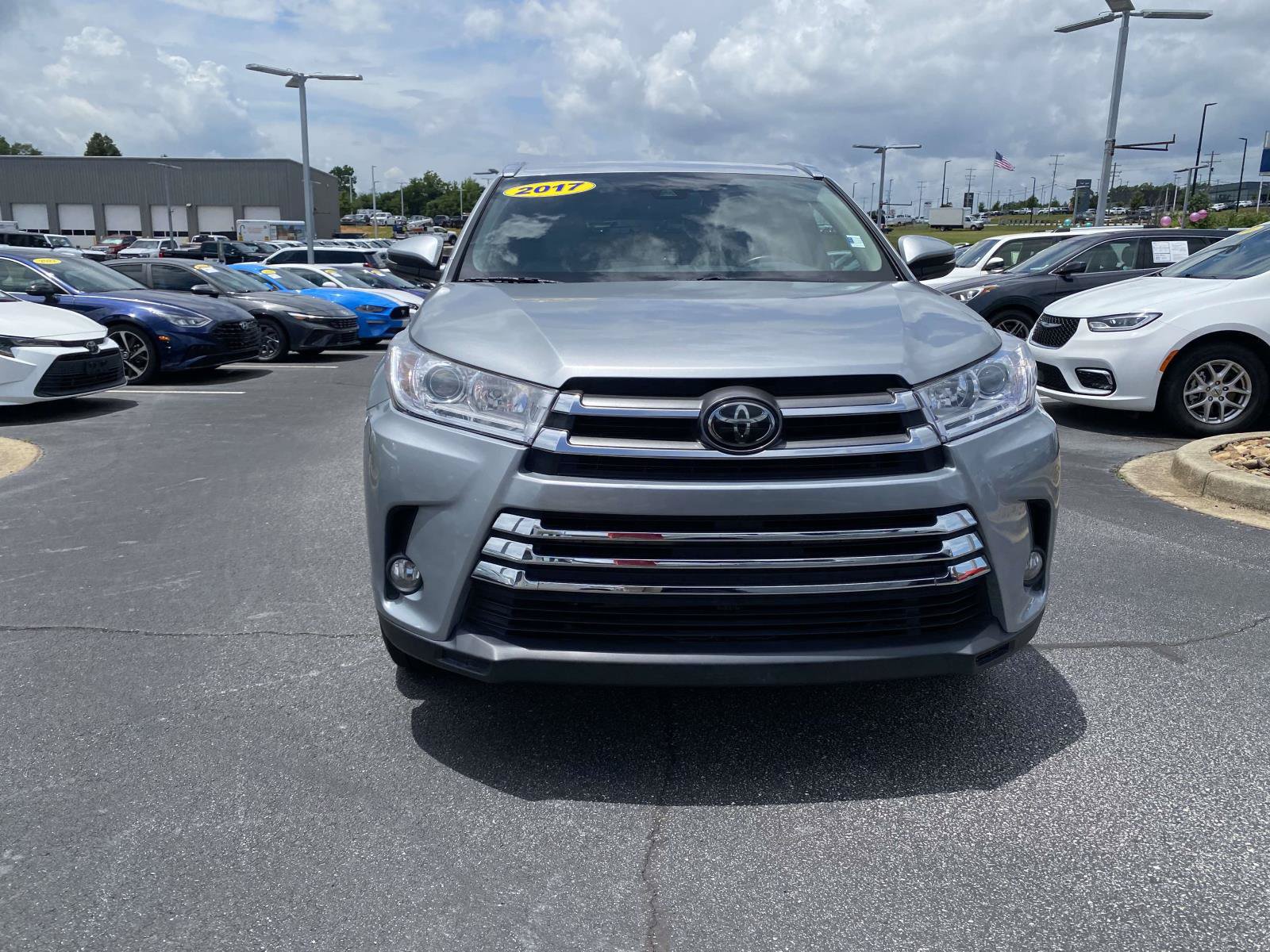Used 2017 Toyota Highlander Limited FWD video 2
