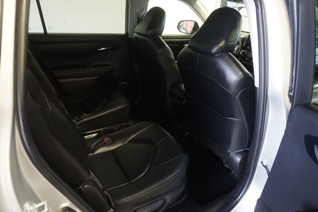 Used 2023 Toyota Highlander XLE AWD/4WD image 24