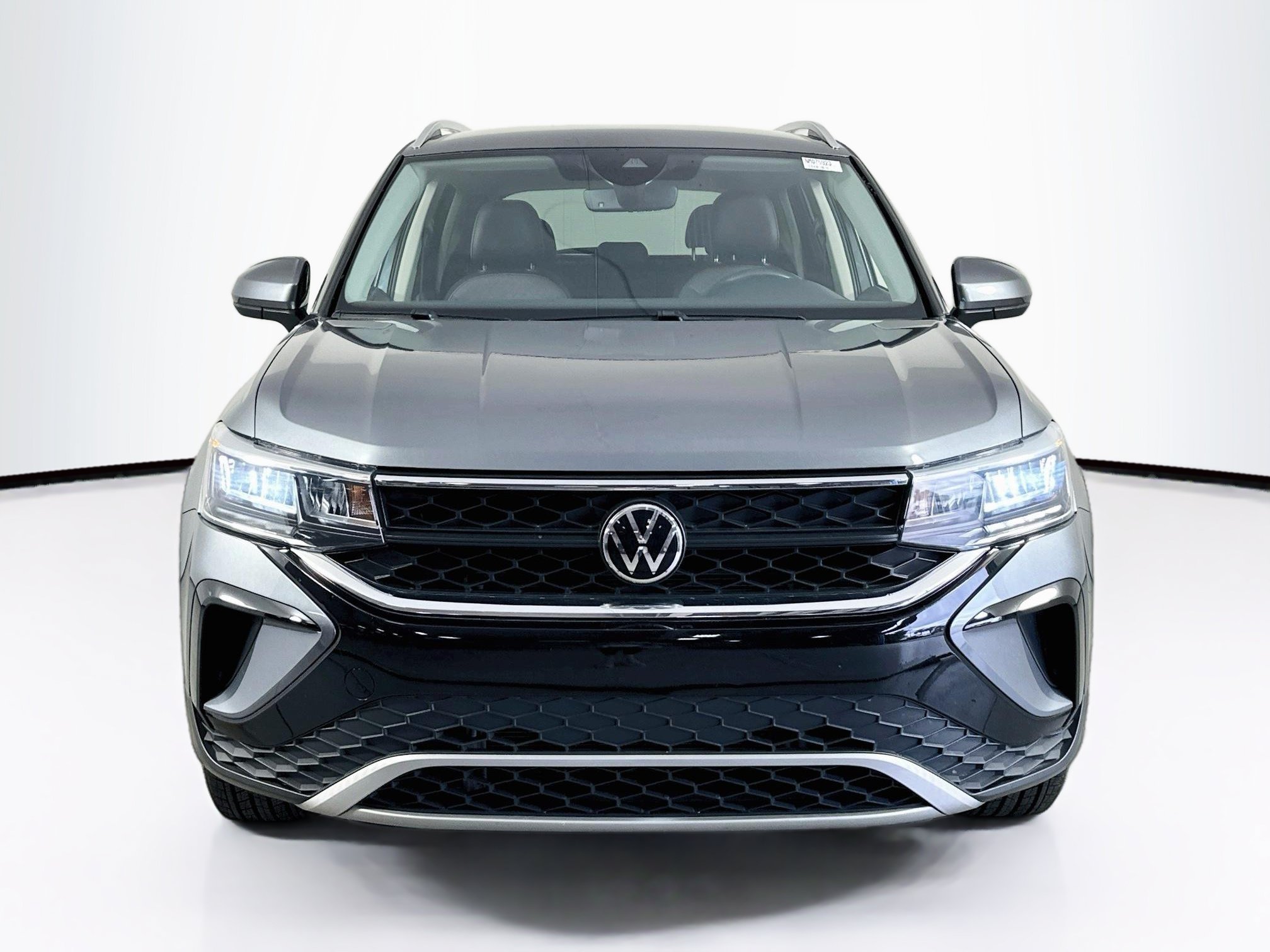Used 2022 Volkswagen Taos SE FWD image 2