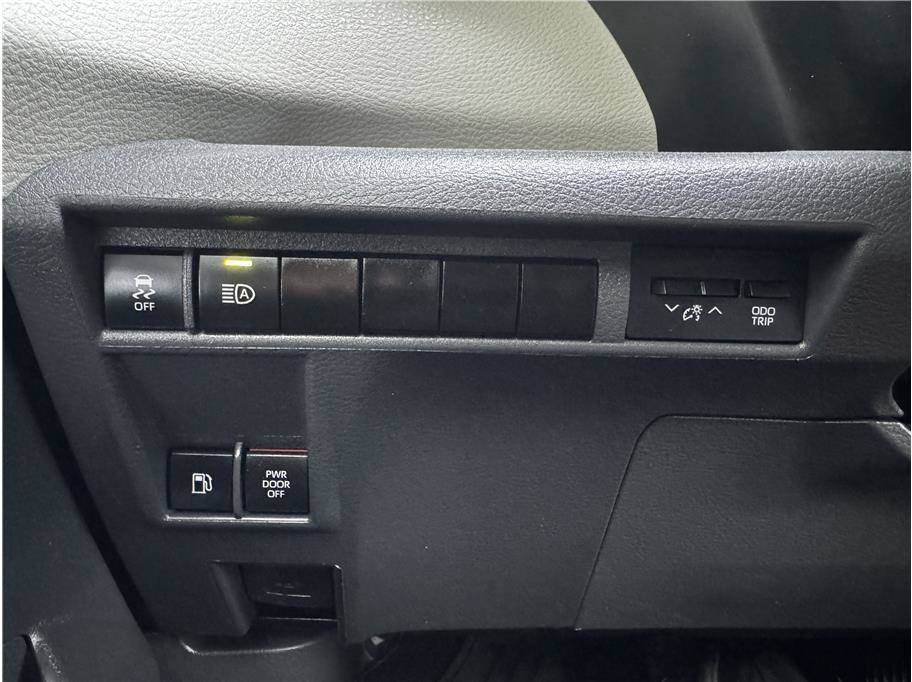 Used 2024 Toyota Sienna LE AWD/4WD image 27