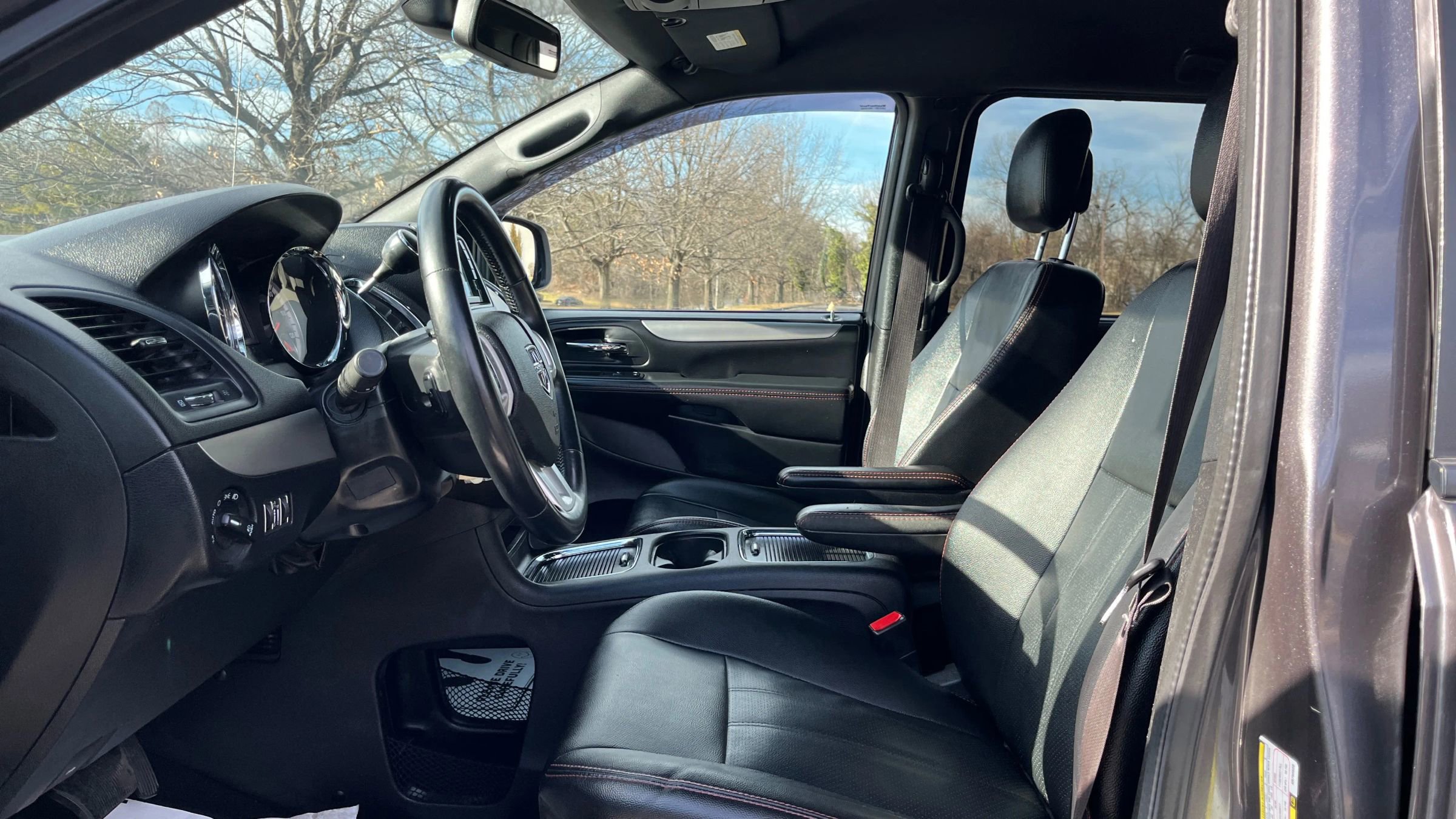 Used 2018 Dodge Grand Caravan SXT w/ Blacktop Package image 9