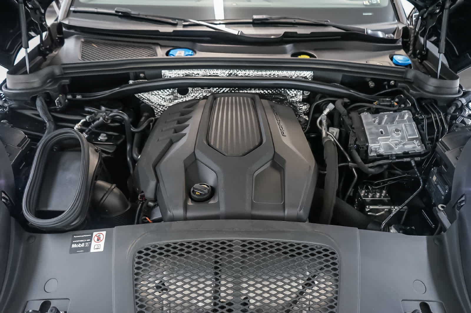 Certified 2026 Porsche Macan Turbo AWD/4WD image 32