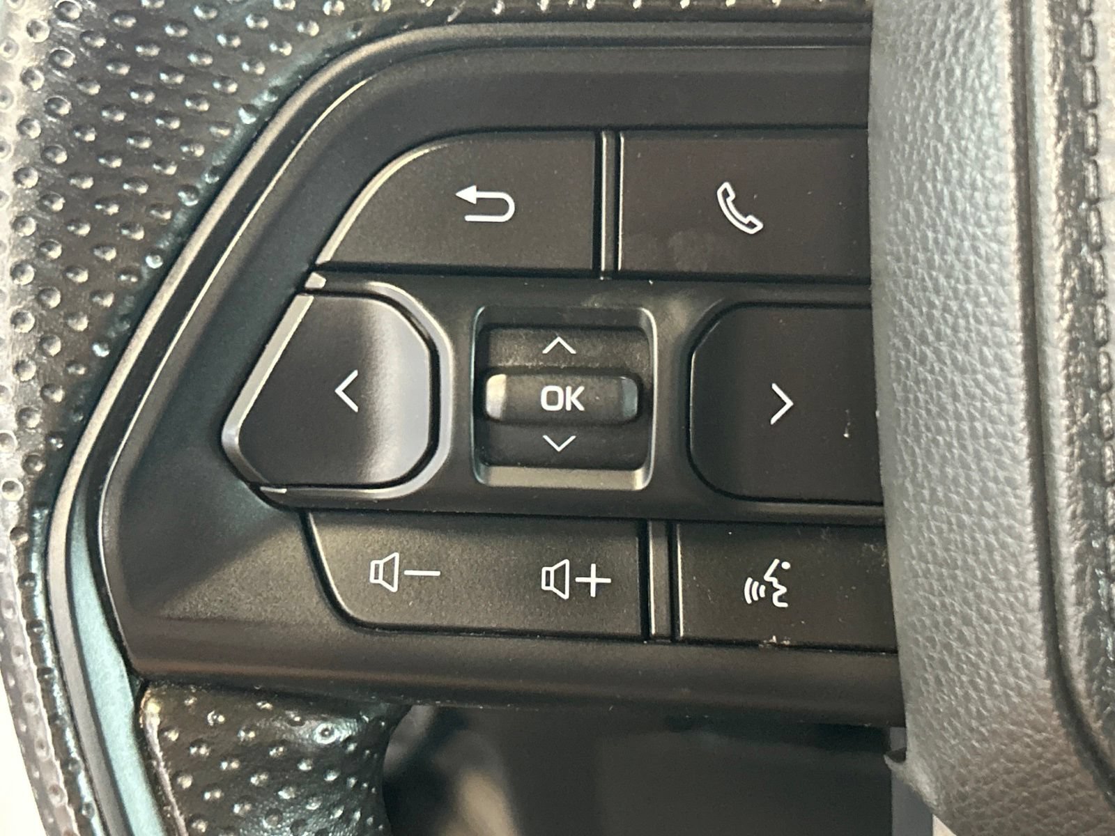 Used 2025 Toyota Tacoma SR RWD image 17