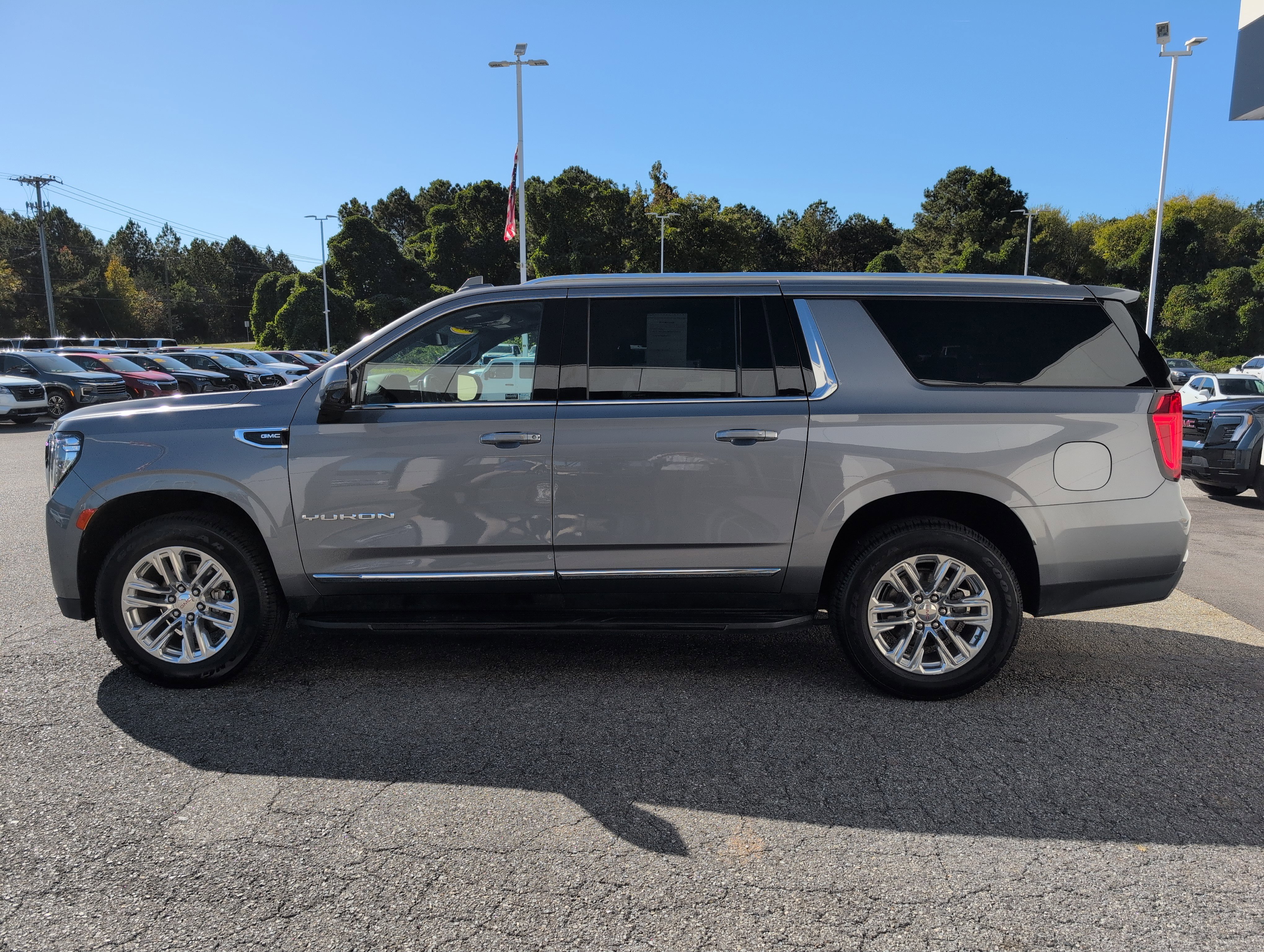 Used 2021 GMC Yukon XL SLT w/ SLT Luxury Plus Package image 6