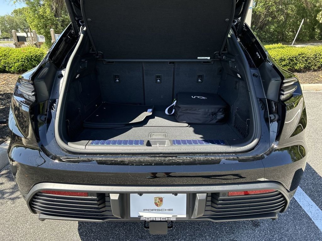 Certified 2025 Porsche Macan Electric image 28