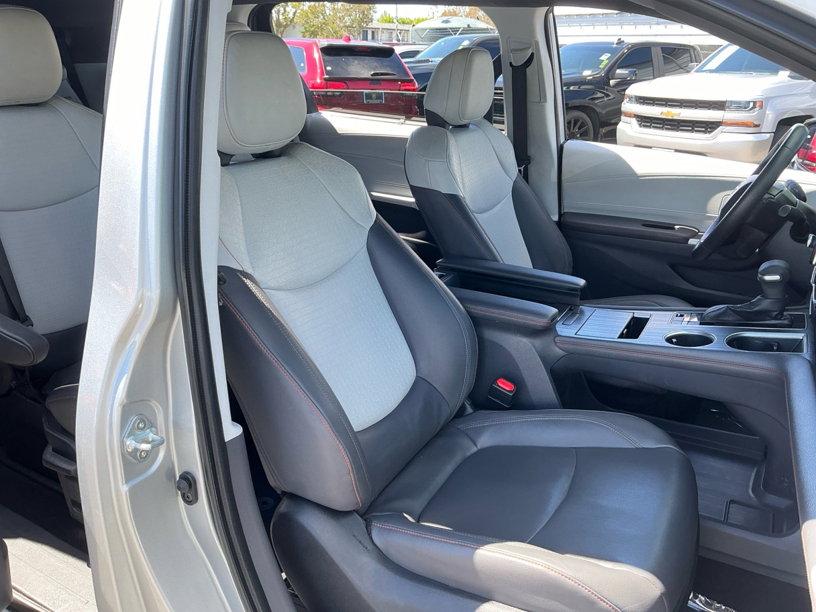 Used 2022 Toyota Sienna XSE AWD/4WD image 24