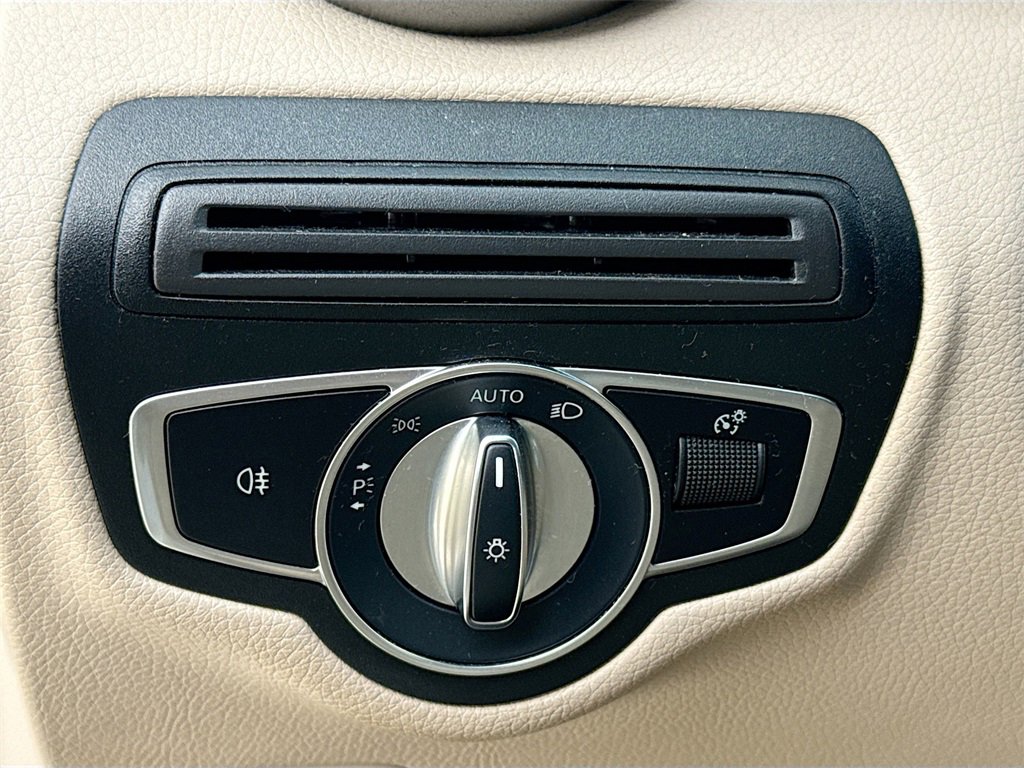 Used 2018 Mercedes-Benz GLC 300 4MATIC w/ Multimedia Package image 11