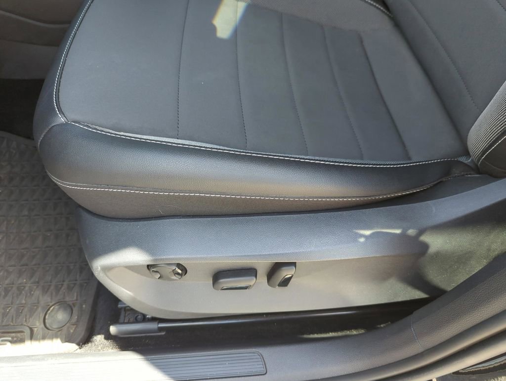 Certified 2022 Volkswagen Taos SE image 29